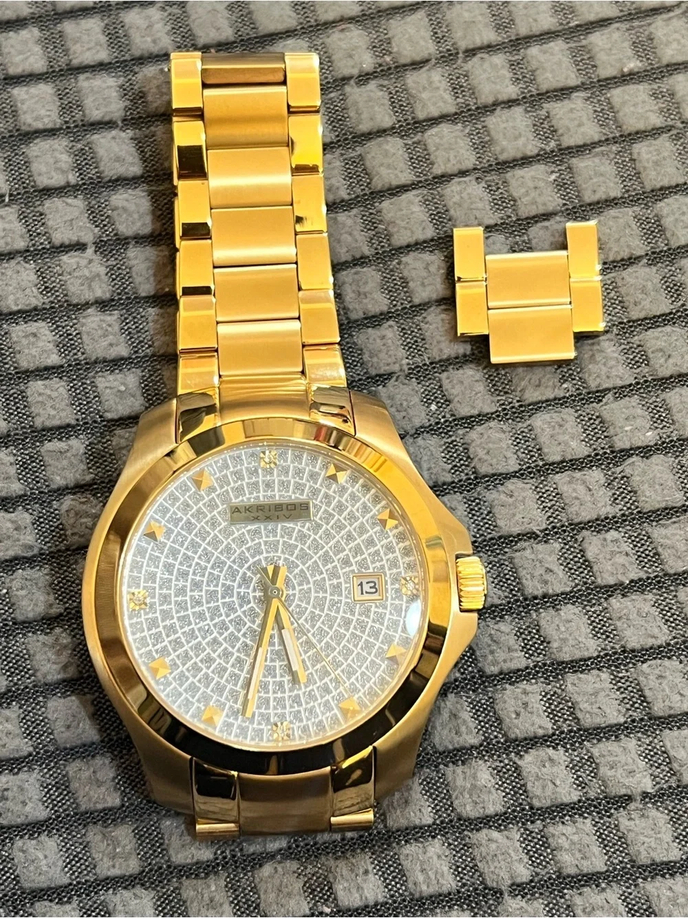Akribos XXIV stylish gold